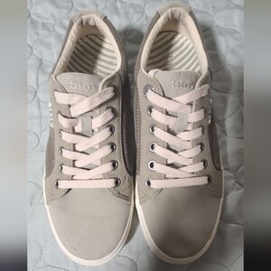 Taos Footwear Women's Lace-Up Sneakers in Soft Taupe